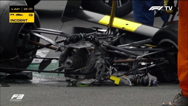 В «Формуле-3» болид разрезало надвое в мощной аварии! Задние колеса, подвеска и коробка передач повисли на маленьком кабеле