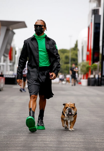 Новый наряд Хэмилтона на Гран-при – чистый мазохизм: здоровенные зеленые резиновые сапоги за $1200 по 28-градусной жаре