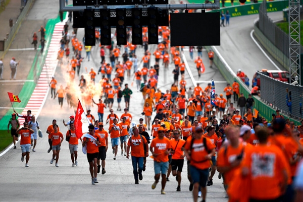 Безумие домашнего Гран-при «Ред Булл»: трибуны в оранжевом дыме, оглушительный рев в честь Ферстаппена, разбор трассы на сувениры после финиша