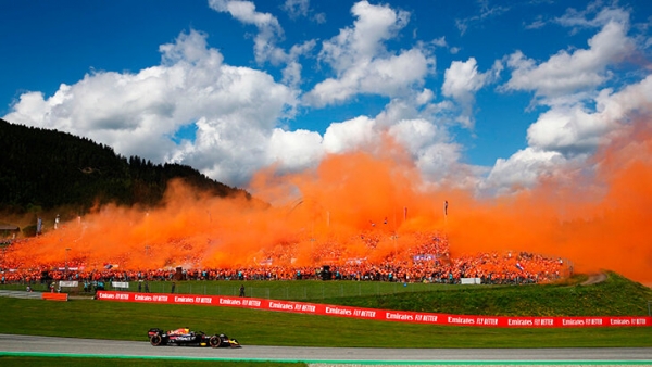 Безумие домашнего Гран-при «Ред Булл»: трибуны в оранжевом дыме, оглушительный рев в честь Ферстаппена, разбор трассы на сувениры после финиша
