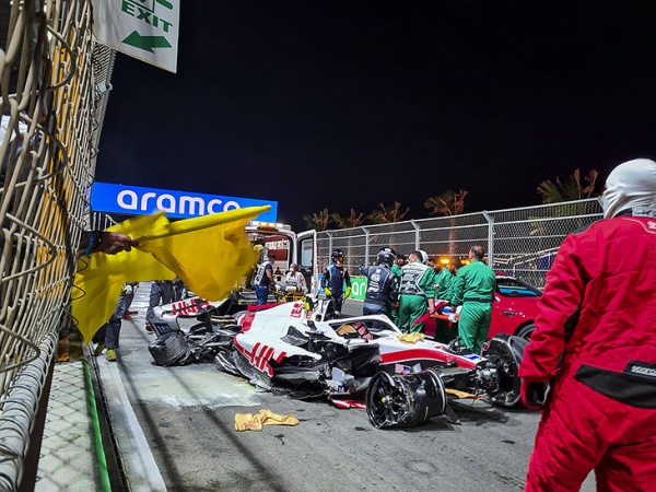 Шумахер сурово влетел в стену: половина машины – вдребезги, половина – просто отвалилась