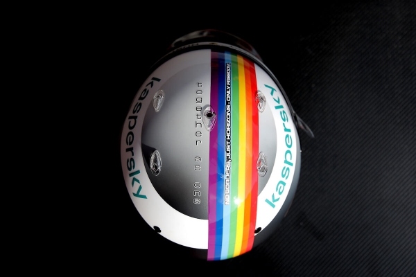 Феттель приготовил шлем с радугой для гонки в исламской стране. Ради высказывания о толерантности и ценностях «Ф-1»