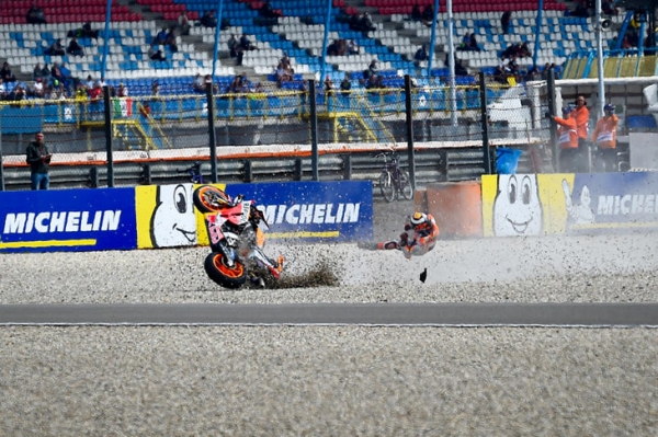Жесткая авария в MotoGP: трехкратный чемпион улетел в гравий и заработал компрессионный перелом