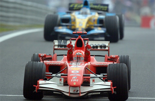 Последний победный обгон Михаэля Шумахера в «Формуле-1» – очень рискованный: с двумя колесами на траве в повороте
