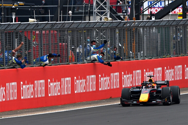 Шумахер подрезал русского гонщика в битве за победу в «Ф-2». Взял вину за аварию на себя, но доехал до подиума без штрафа