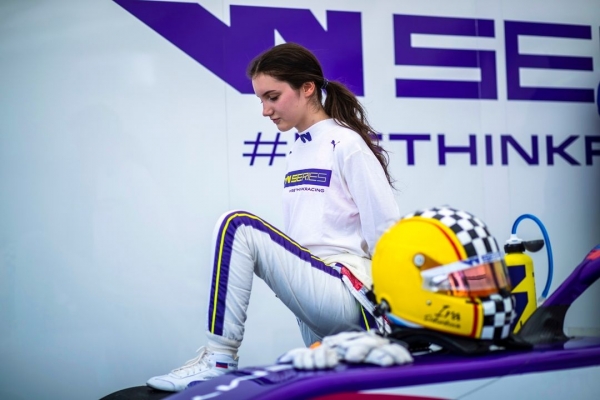 Перед «Ф-1» в Гран-при теперь катают и девушки. Там есть и 18-летняя русская красотка– взяла подиум во второй же гонке