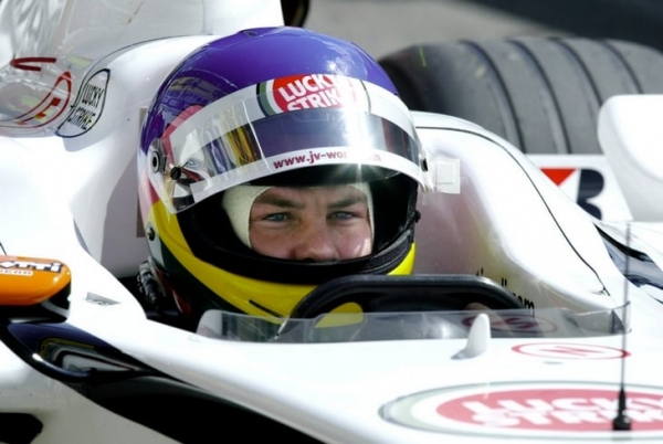 Хэмилтон обогнал Шумахера по карьерным заработкам в «Формуле-1». И стал самым богатым пилотом в истории