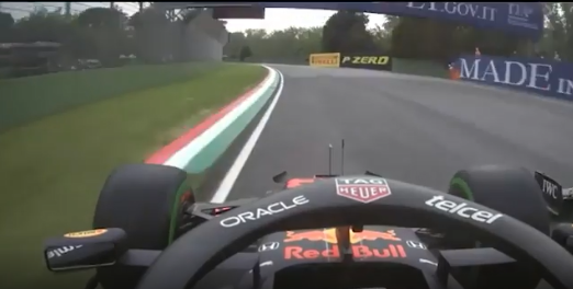 Старт Ферстаппена на Гран-при в Имоле – образец смелости: влез колесом на траву в дождь и хитро убрал Хэмилтона с траектории