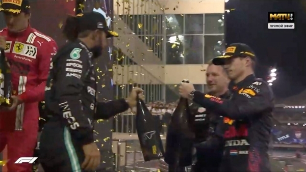 Фото дня: Хэмилтон поздравляет Ферстаппена с титулом в «Ф-1». Макс только что сверг Льюиса