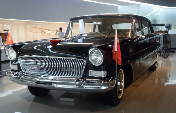 Главная достопримечательность нового «Дакара»: прокачанная реплика китайского президентского лимузина из 50-х с дизайном от «Волги»