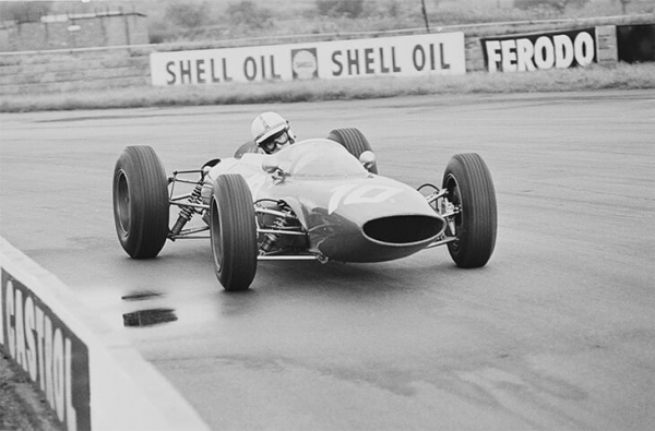 В «Ф-1» выигрывали Гран-при даже с моторами мощностью 150 л.с. Хотя за 25 лет до этого уже гонялись с двигателями на 500 л.с.!