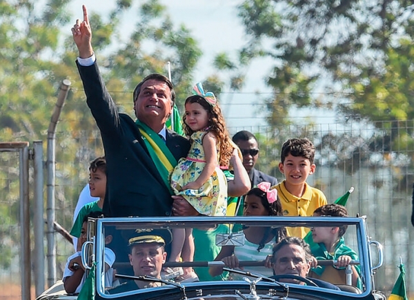 Трехкратный чемпион «Ф-1» заделался шофером для бразильского Трампа. На параде в 70-летнем лимузине