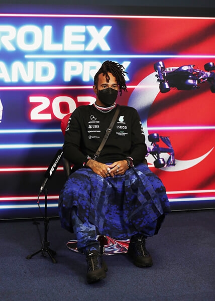 Хэмилтон заявился в юбке на Гран-при в исламской стране. Чтобы сделать мир чуточку терпимее