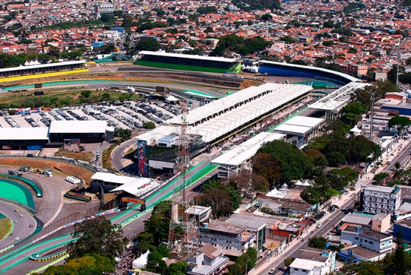 Трущобы в сотне метров от гонки «Ф-1» – реальность Бразилии. Власти платят за Гран-при $18 млн и украшают фавелы