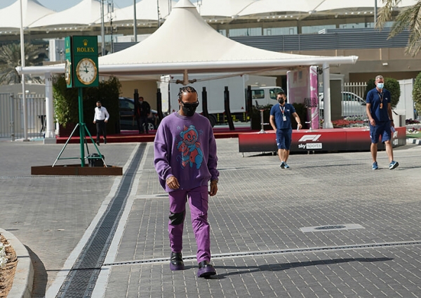 «Отвалите!» Послание Льюиса Хэмилтона перед финалом сезона в «Ф-1» – с модного фиолетового наряда