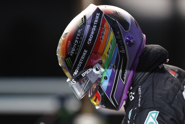 Новый шлем Ферстаппена под титул «Ф-1»: золотой, с чемпионской «единичкой» и звездой как у Хэмилтона и Шумахера