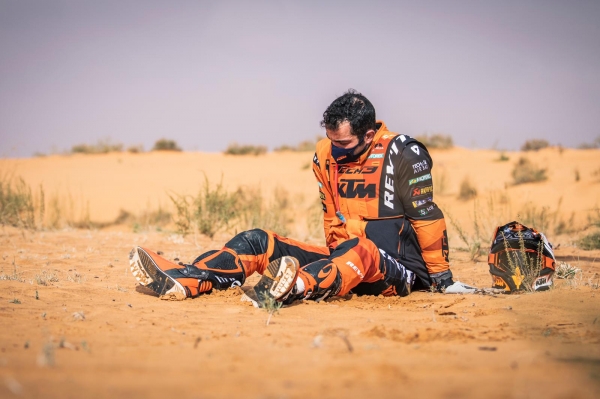 Звездный мотогонощик приехал на «Дакар» с переломом, потерял в пустыне права с паспортом и сломал байк. Но не сдался – и выиграл этап