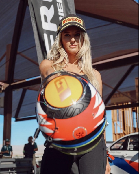 Линдси Брюэр — американская автогонщица и модель. В октябре сидела за рулем болида Райкконена на Гран-при США!