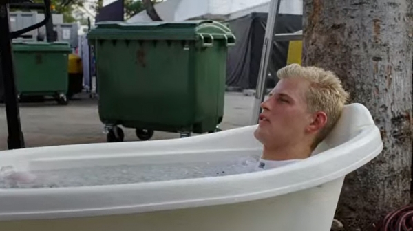 Гонщики «Ф-1» и MotoGP принимают ледяные ванны в баках для мусора. Нет, серьезно