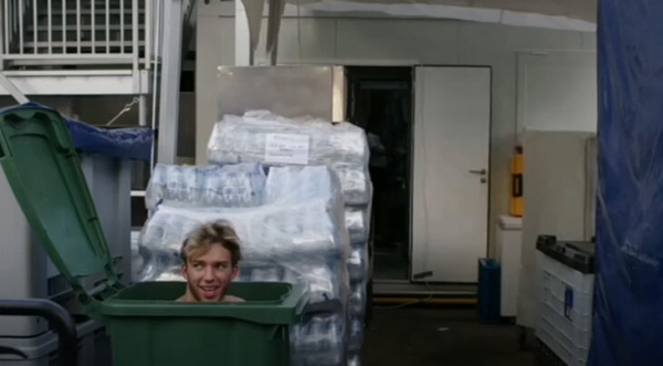 Гонщики «Ф-1» и MotoGP принимают ледяные ванны в баках для мусора. Нет, серьезно