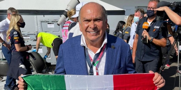 Отец гонщика «Ф-1» идет в президенты Мексики – на славе сына и связях с местным олигархом. Да, тот весельчак с флагом на подиумных вечеринках
