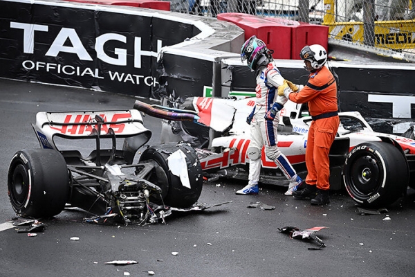 Шумахер развалил машину о барьер Монако. На два огромных куска – самая большая авария в его карьере