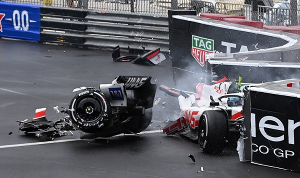 Шумахер развалил машину о барьер Монако. На два огромных куска – самая большая авария в его карьере