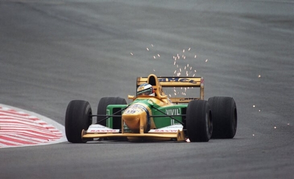 Первая победа Шумахера за «Феррари» – героизм под дождем на негодной машине со сломанным мотором. Михаэль гнал на 5 секунд быстрее фаворитов