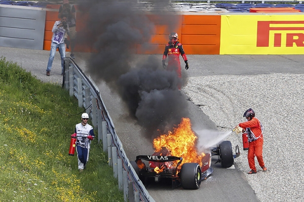 Грусть Гран-при Австрии: надежды Сайнса на титул сгорели с очередным мотором «Феррари». Карлос не вылазил из пылающего болида до последнего