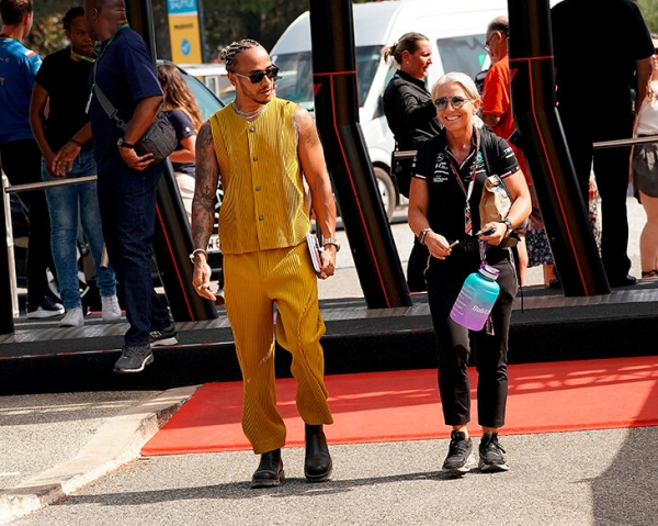 Хэмилтон явился на 300-й Гран-при «Ф-1» в карьере в прозрачных желтых брюках и непромокаемом мини-жакете без рукавов. Эксцентричненько!