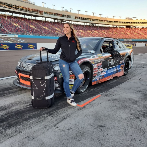 Бриджит Берджесс – гонщица семейной команды BMI Racing. В октябре выйдет на старт с мамой – первый случай в истории NASCAR!