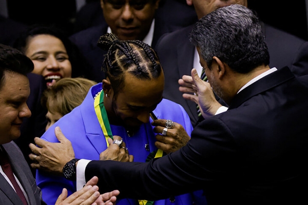 Льюис Хэмилтон в парламенте Бразилии как на встрече с фанами: плакаты, вопли, признание восьмикратным чемпионом