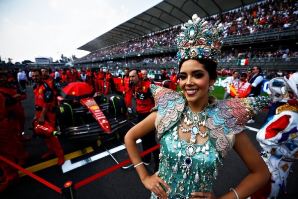 Пилот «Ф-1» принял красочный мексиканский карнавал перед гонкой за возвращение грид-герлз. Обрадовался и взбесил феминисток
