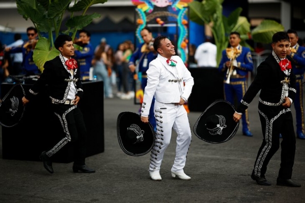 Пилот «Ф-1» принял красочный мексиканский карнавал перед гонкой за возвращение грид-герлз. Обрадовался и взбесил феминисток