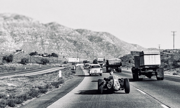 Раньше болиды «Ф-1» ездили между Гран-при по обычным дорогам – рядом с грузовиками. Да, тогда так было можно!