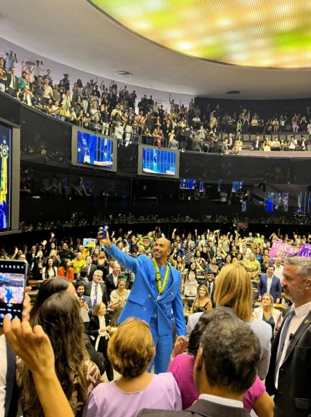 Льюис Хэмилтон в парламенте Бразилии как на встрече с фанами: плакаты, вопли, признание восьмикратным чемпионом