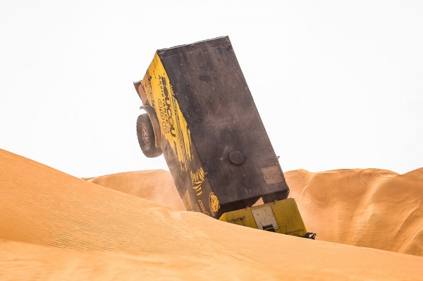 Все краски нового «Дакара»: размытая до трясины пустыня, тонны песка и грязи, острые скалы, битвы со стихией и катарсис победителей