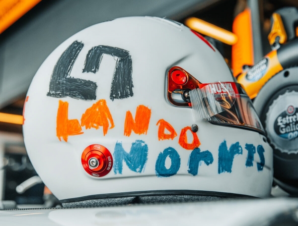 Гонщик «Ф-1» выйдет на старт Гран-при со шлемом, разрисованным шестилетней девочкой. Из-за ностальгии по своим первым рисункам