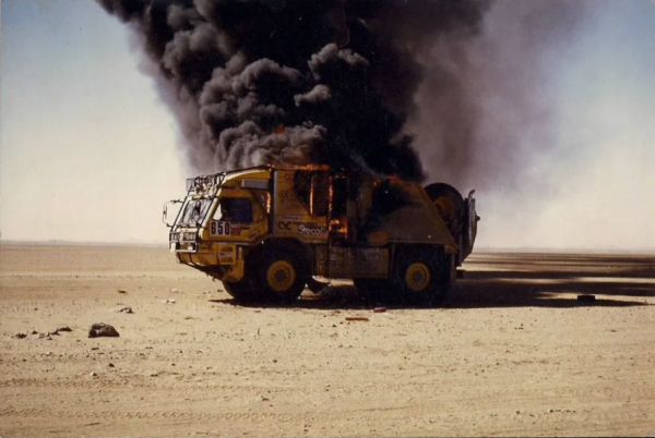 Однажды аутсайдер «Ф-1» заявился на «Дакар» с грузовиком собственной конструкции. Гнал в лидерах, но закончил пожаром