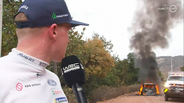 Безбашенная битва с пожаром из ралли: гонщик выжал максимум, чтобы сбить пламя. Но машина все равно выгорела дотла