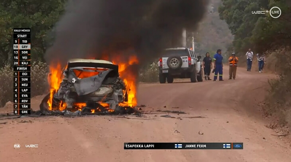 Безбашенная битва с пожаром из ралли: гонщик выжал максимум, чтобы сбить пламя. Но машина все равно выгорела дотла