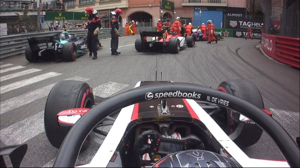 Шумахер спровоцировал аварию в гонке. Последствия заблокировали всю трассу в Монако