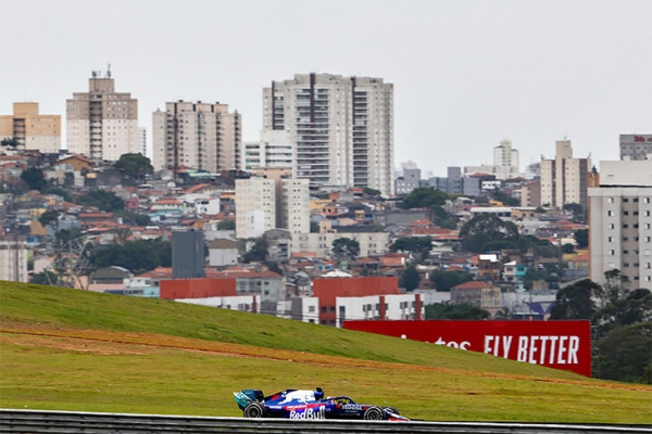 Квят запорол стратегию на Гран-при Бразилии (10-е место против подиума напарника). Концовка сезона – провал