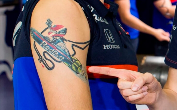 Механик Квята сделал тату с торпедой в честь подиума Даниила в Германии. Отпраздновал рекордный сезон «Торо Россо»