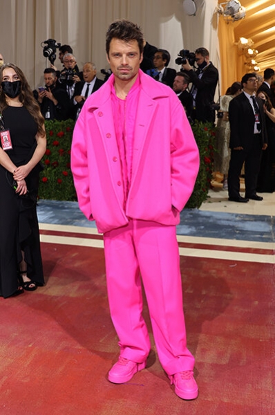 Хэмилтон пропустил главную модную вечеринку года, но забрал оттуда нашумевший розовый костюм. И одел его на Гран-при