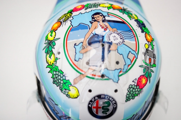 Гонщики «Ф-1» подготовили особые шлемы для Гран-при Италии: огромная пицца, редкий лазурный цвет и очень блестящая краска
