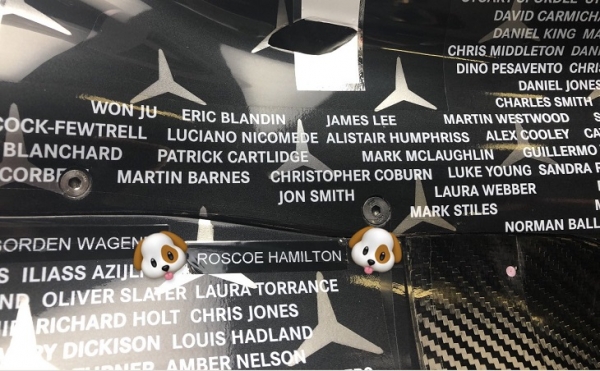 Пес Хэмилтона попал на особую ливрею «Мерседеса» в честь седьмого титула «Ф-1». Наравне с механиками, инженерами и гонщиками