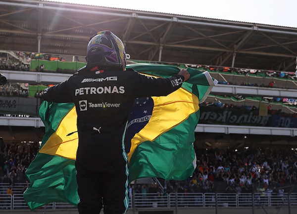 Флаг для триумфа Хэмилтона в Бразилии отобрали у работника трека, хотя берегли для Ферстаппена. «Мерседес» игнорирует просьбы вернуть