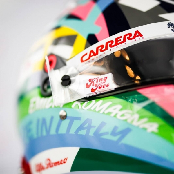 Гонщик «Ф-1» натянул на шлем постер от домашнего Гран-при. Получился шедевр авангардизма в стиле итальянской моды
