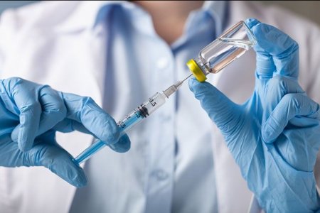 С каким интервалом нужно делать прививки от гриппа и COVID-19, и как они сочетаются